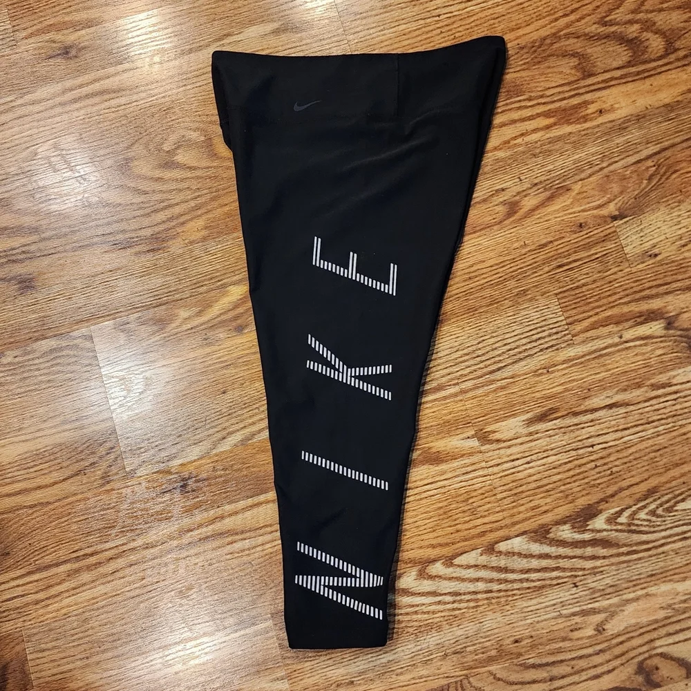 NIKE Dri-Fit Size Large High Waist Capri Crop Black Leggings